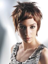 Trends frisuren kurz frisuren kurz. Freche Kurzfrisur Kurze Frisur Mit Extra Kurzem Pony Und Zackigen Fransen
