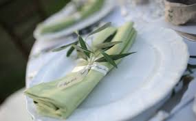 Un classico simbolo pasquale, il rametto di ulivo, si può trasformare in un raffinato segnaposto. Olive Tree Wedding Simplicitas Blog