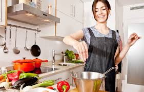 Pekerjaan ibu rumah tangga sehari hari. 5 Alasan Kenapa Pekerjaan Ibu Rumah Tangga Tidak Bisa Diremehkan