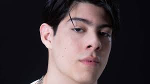 León Cordero, el cantautor que fusiona sonidos urbanos y folklore