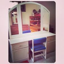 For Sale White Cabinet With Mirror Chair Price 45 Bd للبيع تسريحة لون ابيض مع كرسي بحالة ممتازة السعر 33770050 Home Decor Loft Bed Furniture