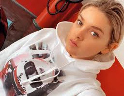 La historia de Madison McQueen: la nieta del famosísimo actor, que heredó  de él la pasión por la velocidad