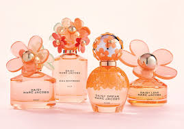 Light and airy, daisy dream by marc jacobs captivates with its delectably fruity and floral personality. Daisy Daze Daze Love Dream Eau So Fresh Review Fragrance Reviews