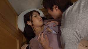 泥酔した先輩を家まで送ったが、玄関で横たわって寝ているエロい姿に耐え切れずそのままチ○ポをぶち込む中出し玄関SEX！！ - 痴漢エロ動画まとめ