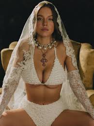 Sydney Sweeney: I was ostracized for having larger breasts | New York Post