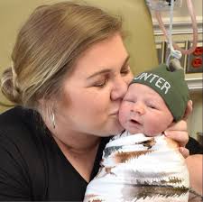 Congrats! 🎉 Mom and dad to be! 🧡😍🍂 🍁📸🙋🏻‍♀️Fall colors baby!! I have  a few spots left for family, couple, and children's sessions—don't miss out 