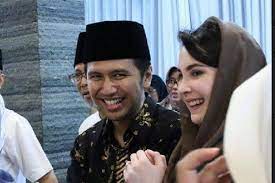 Arumi tampak bahagia saat di persunting menjadi istri emil dardak. Emil Dardak Disuntik Vaksin Covid 19 Arumi Bachsin Pilih Menunda Ini Alasannya Halaman All Kompas Com