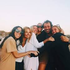 Este lunes falleció sofia sarkany a consecuencia de cáncer de útero a una semana de haber dado la diseñadora, hija del empresario del calzado ricky sarkany, murió a los 31 años de un cáncer de. Iqoghsbffizz9m