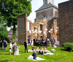 Aber schlösser haben noch viel mehr zu bieten, denn man findet sie in den unterschiedlichsten stilrichtungen: Hochzeitslocation Duisburg Dusseldorf Schloss Schlossruine Hertefeld