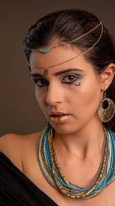 Stille Opulenz. , Tiefe im Blick. , Eleganz jenseits der Zeit., Ein Moment,  der mehr sagt als Worte