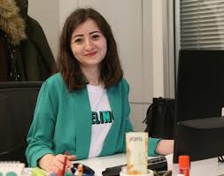 Acıbadem üniversitesi 18 mayıs 2007'de kurulan, kâr amacı gütmeyen bir vakıf üniversitesidir.ana amacı sağlık bilimleri alanındaki tüm bilim dallarını bir araya getirmek olan üniversite sağlık dışı alanlarda da eğitim vermeyi amaçlamaktadır. Uskudar Universitesi Yeni Medya Ve Gazetecilik Mezunlarindan Haber Var Haber Uskudar