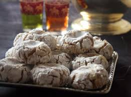 D'origine constantinoise ,elle est connue sous sa forme de biscuit pyramide parfumé à la cannelle et/ou au zeste de citron , mais contenant des graisses animales. Ghoriba Ghribia Ou Montecaos Marocain Au Pralin Recette Gateau Marocain Recette Praline Patisserie Marocaine