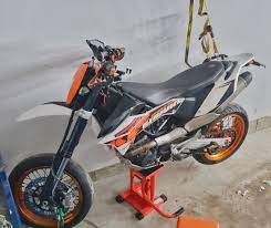 Easy to ride with exceptional road manners, practical, yet at the same can be fun when the mood takes you. 2008 Ktm 690 Smc Updated Shrouds Supermoto