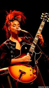 Lianne La Havas Au Th Des Bouffes Du Nord 23102016 Sebastien Garnier 6 Lianne La Havas Female Guitarist Guitar Girl