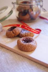 Voici Une Des Varietes De Petits Biscuits De Noel Les Boules De Linz Ce Sont Des Petits Sables Epices Fo Biscuit De Noel Alimentation Recette Sables De Noel