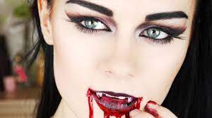 Maquillage Vampire Fille Reussi Notre Guide Halloween Makeup Decorations Pour La Maison Maquillage Vampire Maquillage Vampire Fille Comment Faire Le Maquillage