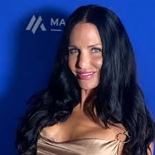 Lynn Criss's Instagram, Twitter & Facebook