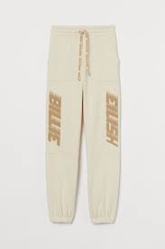 With thanksgiving on the way, billie eilish gave her fans something to be extra grateful for this year. Oversized Joggers Light Beige Billie Eilish Ladies H M Gb
