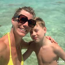 𝗖𝗢𝗖𝗞𝗧𝗔𝗜𝗟𝗧𝗜𝗠𝗘! 🍸 Terwijl de bartender de perfecte mix maakt,  zorgt onze FLOOR Model voor de perfecte uitstraling. Een match made in  style.”