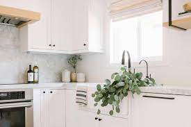 Parlak beyaz mutfak dolapları ile tezgah arası fayans ve mutfak tezgahı seçiminizde kolaylık sağlar. Beyaz Mutfak Modelleri En Begenilen 6 Beyaz Mutfak Dekorasyonu Dekorasyon Onerileri Trendler Kendin Yap Fikirleri Armut Com Blog