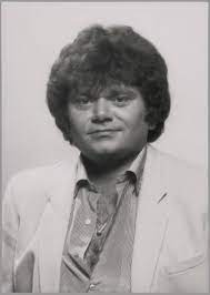 Na haar middelbare schoolcarrière werkte ze een tijdje in de slagerij. Muziekencyclopedie Andre Hazes