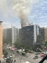 Il rivestimento del palazzo che prende fuoco e trasforma l'intero edificio in una «torcia». Via Washington Incendio Nel Palazzo Di Sette Piani Evacuate Venti Persone Corriere It