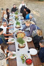 Take all the stress away! Caterer Bringen Essen Auf Die Farm Zum Tisch Dinner Party In Wine Country Sonoma Coun Dinner Party Table Dinner Party Table Settings Dinner Table Setting