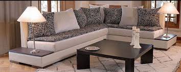 Kalligraphie an der decke des marokkanischen wohnzimmers. Salon Marocain Moderne Moroccan Living Room Modern Apartment Living Room Sofa Decor