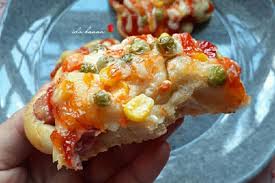 250 ml air suam dalam mangkuk lain masukkan 4 cawan tepung gandum, marjarin, garam dan telur ke dalam mangkuk dan gaul sehingga menjadi serbuk roti. Roti Sosej Piza Mini Senang Je Nak Buat
