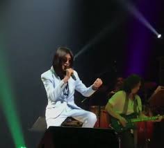 Gerimis mengundang ah ah ah dalam tak sedar ku kebasahan. Lirik Lagu Slam Gerimis Mengundang Catatan Kecil