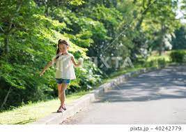 縁石を歩く女の子 女の子の動画 女の子の写真 写真 素材