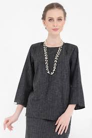 Baju kurung kedah is slightly different from most traditional baju kurung as its top is usually shorter, leading its unique charm to its users. Baju Kurung Kedah Zulaikha Black Shopperboard