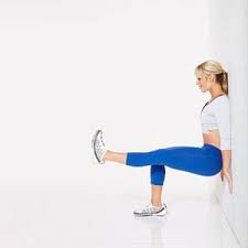 En agrippant ses pieds avec ses mains. 5 Exercices Pour Des Jambes Galbees Sans Materiel So Healthy