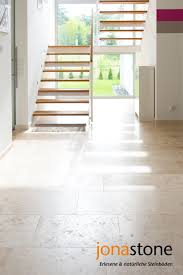 Moderne Einrichtung Mit Naturgefuhl Heller Treppen Und Eingangsbereich Mit Travertinboden Travertin Clas Fliesen Flur Fliesen Wohnzimmer Moderne Einrichtung