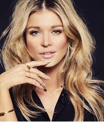 5′ 7″ (170 cm) weight Joanna Krupa Home Facebook