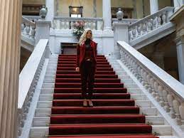 Οι οποιοι δεν εχουν διαθεση να ενσωματωθουν στην δικη μασ κολτουρα αλλα το εχουν. Marina Patoylh Oi Entypwsiakes Pozes Sto Proedriko Megaro Fwto Aftodioikisi Gr