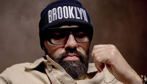 Malik Montana i GZUZ oficjalnie ze wspólnym numerem! 🇵🇱🇩🇪 🌍 Na  socialach Malika i Gzuza pojawiły się relacje z „tour busu” w którym  Panowie nagrali wspólnie nowy singiel. ✔️ Był LX ✔️