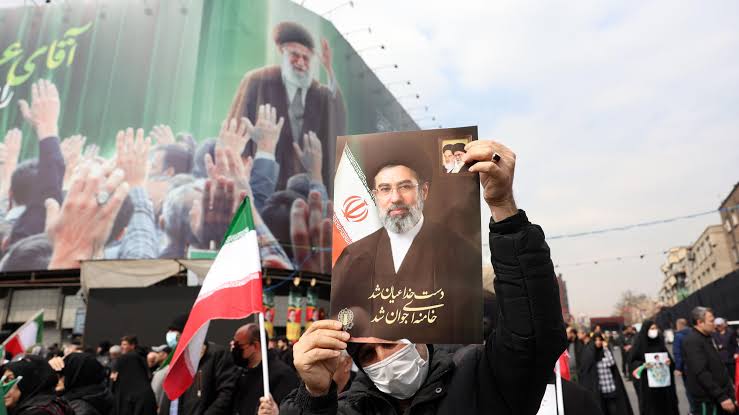 Irán convierte el adiós a su líder supremo en un desafío colosal ante el mundo