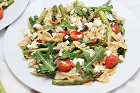 Die kirschtomaten waschen und halbieren. Nudelsalat Mit Grunem Spargel Feta Und Tomate