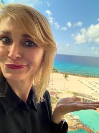 Hey, look! There's a palm tree🌴 That's today's view while I'm