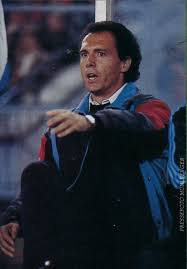 Grand nom de l'histoire du football au poste de libéro, beckenbauer signe sa domination au plus haut niveau international en remportant en tant que capitaine de l'équipe d'allemagne de l'ouest le championnat d'europe de 1972 et la coupe du monde deux ans plus tard. Soccer Nostalgia Franz Beckenbauer And Johan Cruyff Part Four