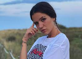 Iris, la chica catalana que gana 8.000 euros al mes en la app de OnlyFans