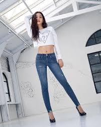 Jisoo I Swear Those Jeans Are Painted On Blackpink Fashion Blackpink Jisoo Skinny Jeans