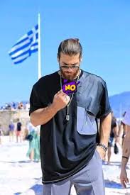 Can Yaman Pulling An Offensive Hand Gesture During His Visit To The Acropolis Hot Actors Actors Turkish Actors