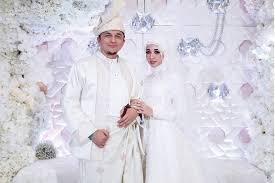 Pesinetron fairuz a rafiq dan sonny septian kini sedang menunggu kelahiran buah hati mereka. 5 Gaun Pengantin Muslimah Modern Simple Ala Selebriti
