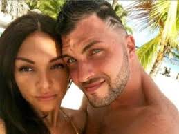 The night of kisses and cuddles with the single davide, shown during the live broadcast of the fifth episode, infuriates the young milanese who asks for the early confrontation bonfire. Jessica E Andrea Temptation Island Si Fa Piccante Alessandro Cannataro Confessa