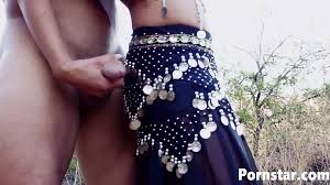 Nena caliente Penelope Stone follada al aire libre
