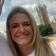 Lorraine Arnett's Instagram, Twitter & Facebook