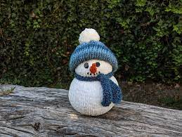 The most common way to make a snowman ornament is to crochet it, but if you don't know how to crochet, this can be a problem. Loom Knit Snowman Yarn Punk