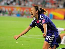 彼らはおしゃべり歩いて、楽しい時間を過ごした。 しかし、突然、イエティが、彼は家族を攻撃し、山の中で自分の小屋にドラッグしたかった木の後ろから出てきた。 彼はボールをつかむことができた。 彼は彼をつかんで、山に引っ張った。 家族全員が. Ghmro8 S5jgjqm